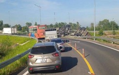 Xe container bất ngờ lật ngang trên cao tốc Trung Lương - Mỹ Thuận