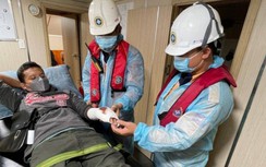 Cứu một thuyền viên bị dập bàn tay, nguy cơ hoại tử