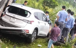 5 người ngồi trong ô tô thoát nạn khi bị tàu hỏa tông xuống ruộng