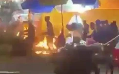 Rùng rùng chém xe, ném "bom xăng" rực lửa ở đường phố Thủ Đức