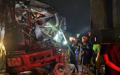 Đâm vào xe đầu kéo dừng đèn đỏ, tài xế xe tải tử vong mắc kẹt trong cabin