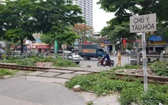 Hai nam sinh đi xe đạp điện văng xa sau va chạm với tàu hoả, một em tử vong