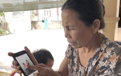 Ông bà gạt nước mắt chăm cháu 10 tháng tuổi mất bố mẹ vì TNGT