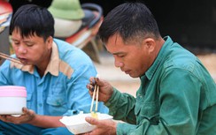 Dọc tuyến cao tốc Bắc - Nam: Những bữa cơm ăn vội của phu đường