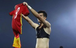 Hé lộ thông tin không ngờ về chiếc áo đen đang gây sốt của Tiến Linh