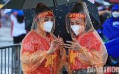 Hàng vạn CĐV đội mưa đến "chảo lửa" Mỹ Đình cổ vũ U23 Việt Nam đấu Thái Lan