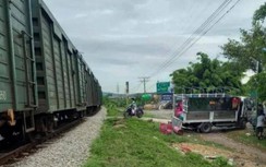 Băng qua lối đi tự mở bị tàu hỏa tông, tài xế và phụ xe bị thương nặng