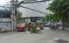 Sụt lún tại giao lộ ở TP.HCM, ô tô xe máy qua lại khó khăn