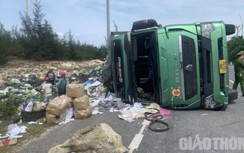 Xe đầu kéo chở 33 tấn xoài lật nghiêng, người dân kéo đến thu gom, mua giúp