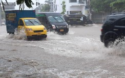 Quảng Ninh: QL18A “thành sông” sau mưa, trường học lo di dời học sinh