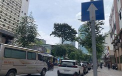 TP.HCM: Né thu phí, ô tô nghễu nghện đậu tràn đường cấm