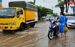 Video: Xe máy dắt bộ, ô tô dừng giữa đường chờ nước rút sau mưa lớn