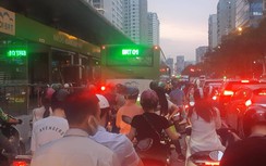 Có camera “phạt nguội”, buýt nhanh BRT vẫn bị lấn làn