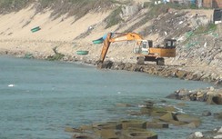 Nhà thầu thi công cao tốc hỗ trợ địa phương làm kè chống sạt lở bờ biển