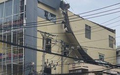 TP.HCM: Nhiều cây xanh bị đổ, mái nhà bị cuốn bay sau cơn mưa giông