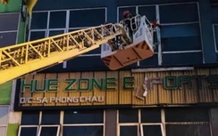 Cảnh sát Huế dùng xe thang cứu 3 người mắc kẹt trong quán game cháy dữ dội