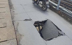 Cầu Long Biên lại thủng lớn, đường sắt “vá” khẩn cấp