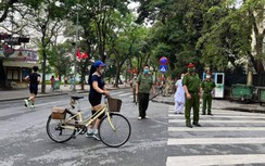 Ngơ ngác vì bị xử phạt, nhắc nhở lỗi mang xe đạp, dắt chó vào phố đi bộ