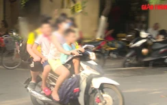 Video: Bất chấp rủi ro, nhiều phụ huynh vẫn không đội mũ bảo hiểm cho trẻ