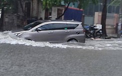 Tranh cãi ô tô đi vào đường ngập, đâu là ứng xử văn minh?