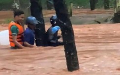 Dân quân xã lao xuống dòng nước chảy xiết cứu 2 người dân