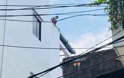 Thanh niên nghi ngáo đá có ý định nhảy lầu, cầm tua vít chống trả cảnh sát