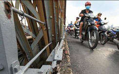 Cầu Long Biên rỉ sét, chằng chịt ổ gà, vá chỗ này thủng chỗ khác