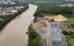 TP.HCM: Cận cảnh những bến không phép, cát vun thành núi sát sà lan cảng vụ