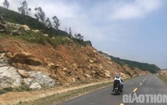 "Thót tim" những hòn đá "mồ côi" hàng tấn lơ lửng trên tuyến đường ven biển