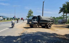 Lù lù bãi tập kết cát cạnh QL1 qua Đà Nẵng, nguy cơ mất ATGT cao