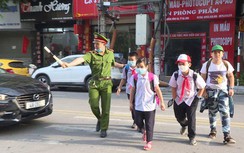 Có nên hạ tốc độ xe qua cổng trường học?