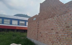 Vì sao vẫn nhức nhối nạn lấn chiếm hành lang đường sắt?