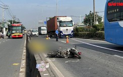 Video TNGT 3/6: Hai người đi trên xe máy tử vong sau va chạm với xe ben