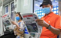 Khách bất ngờ được phát báo miễn phí khi đi tàu điện Cát Linh - Hà Đông