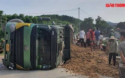 Video TNGT 4/6: Xe chở đất lật đè xe con khiến 3 người tử vong