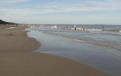 Cùng bố đi tắm biển, 2 chị em đuối nước thương tâm