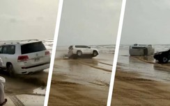 Drift bất thành, Land Cruiser đời mới lật nghiêng trên bãi biển
