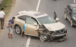 Chưa xác định được tài xế Lexus ủi xe Fortuner văng khỏi Đại lộ Thăng Long