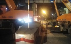Hải Dương: Ô tô chở máy xúc va cầu chui, đường sắt hư hỏng nặng