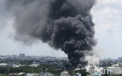 Cháy khủng khiếp tại bãi chứa lốp xe cũ, khói đen bốc lên cuồn cuộn