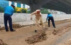 Truy tìm xe tải làm rơi bùn đất ngập đường Phạm Văn Đồng