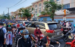 Xe ô tô “vô tư” chen với học sinh ở trường tiểu học tại Sóc Trăng