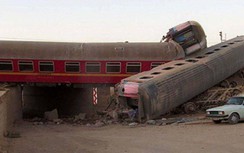 Tàu chở khách Iran gặp nạn, 5 toa trật đường ray nằm ngổn ngang