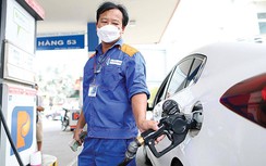 Giá xăng tăng, có nên dùng quỹ an sinh hỗ trợ người dân?