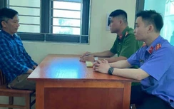 Khởi tố kẻ dùng dao khống chế, bắt 2 cán bộ ở Yên Bái quỳ trước nhà dân