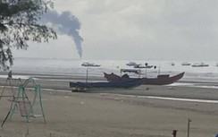 Cháy rụi xuồng vận chuyển xăng trên vùng biển Quảng Ninh