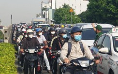 Cô gái đi xe máy va chạm với ô tô BMW, cửa ngõ Tân Sơn Nhất ùn ứ kéo dài