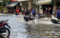 TP.HCM bất ngờ xuất hiện mưa đá, dông mạnh… gây ngập đường, đổ cây