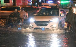 Hà Nội mưa dông lớn lúc trời tối, nhiều tuyến phố ngập sâu
