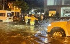 CSGT xuyên đêm phân làn tránh cây đổ trên cao tốc, đường ngập ở Hà Nội